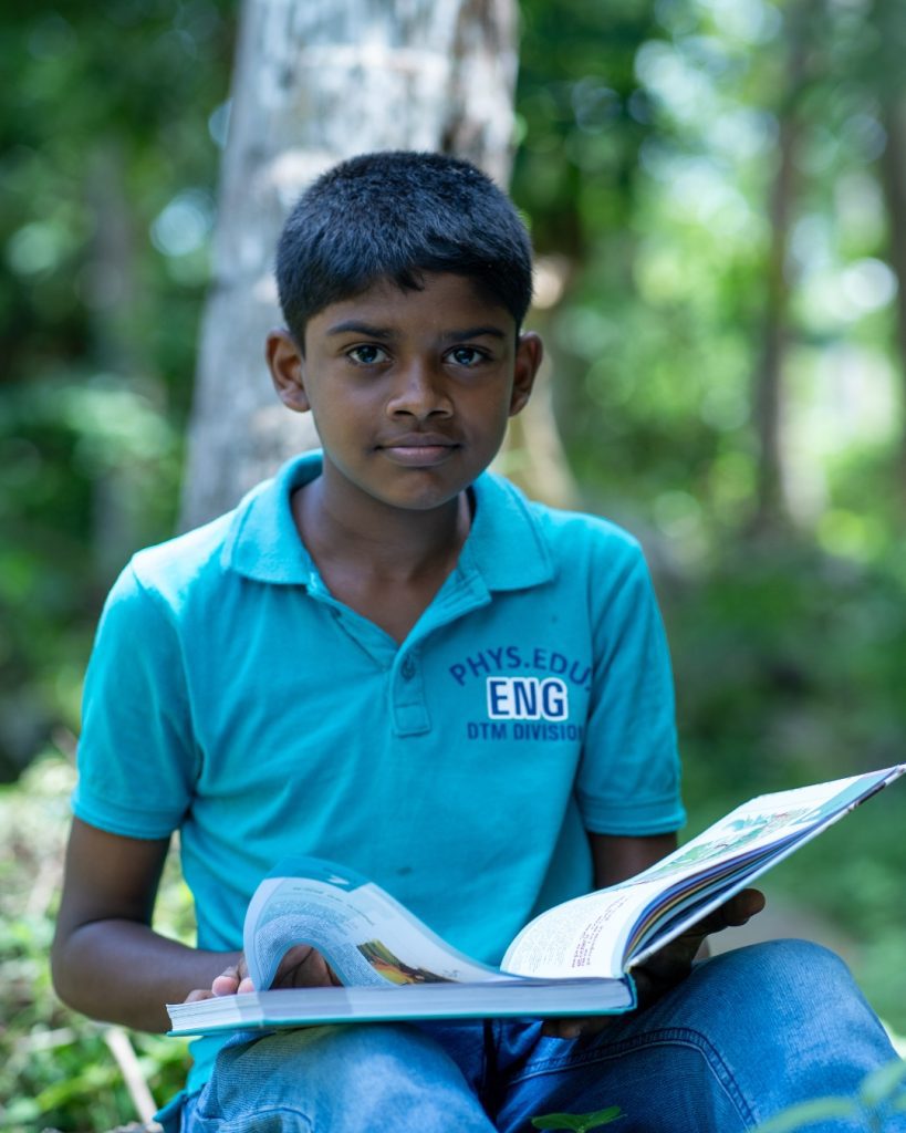 jongen leest Samenleesbijbel in Sri Lanka