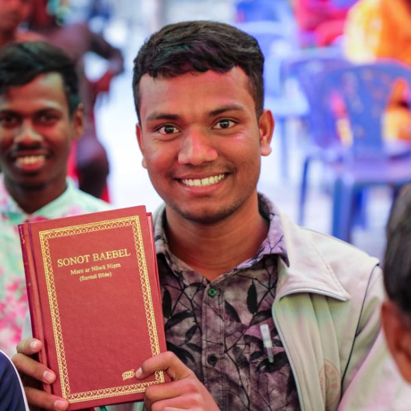 Bengalese man laat zijn Bijbel zien aan kijker