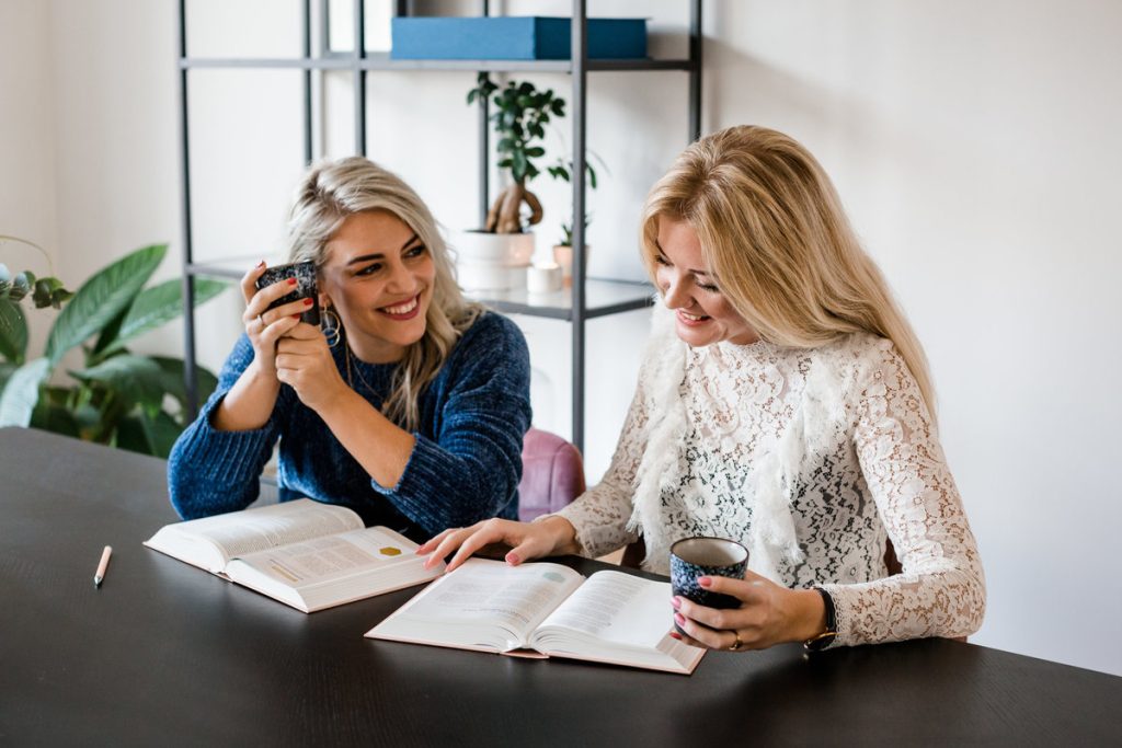 Word vriendin van Zij Lacht en ontvang een gratis Bijbel