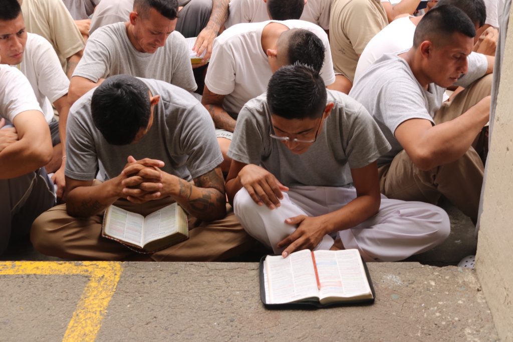 Gevangenen in El Salvador krijgen een eigen Bijbel