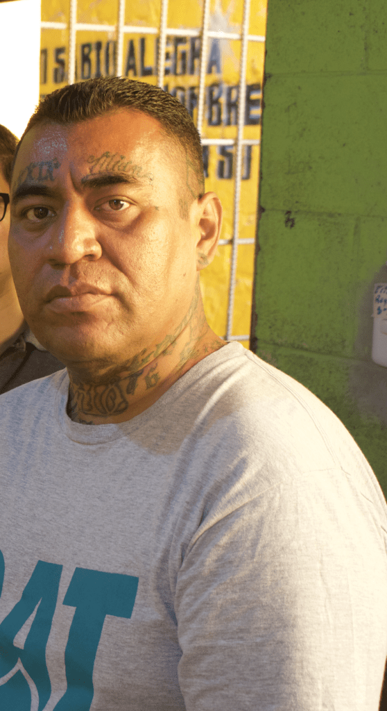 Een gevangene in El Salvador die wacht op een Bijbel