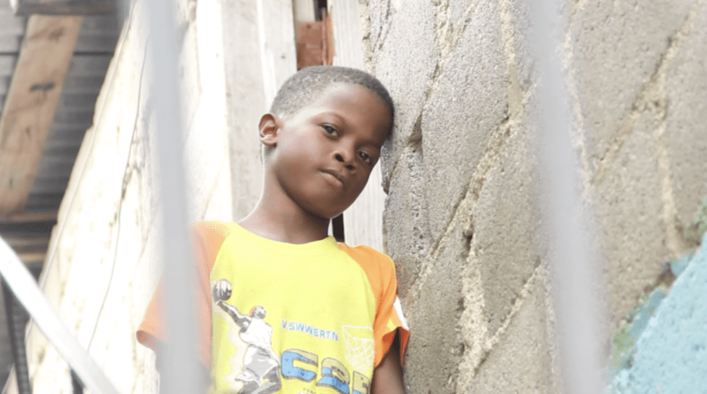 Juan wacht op een Bijbel. Woont in de Dominicaanse Republiek.