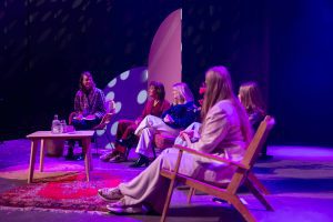 vrouwen op het podium in gesprek