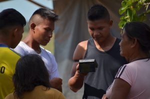 jongeren in Colombia ontvangen Bijbel
