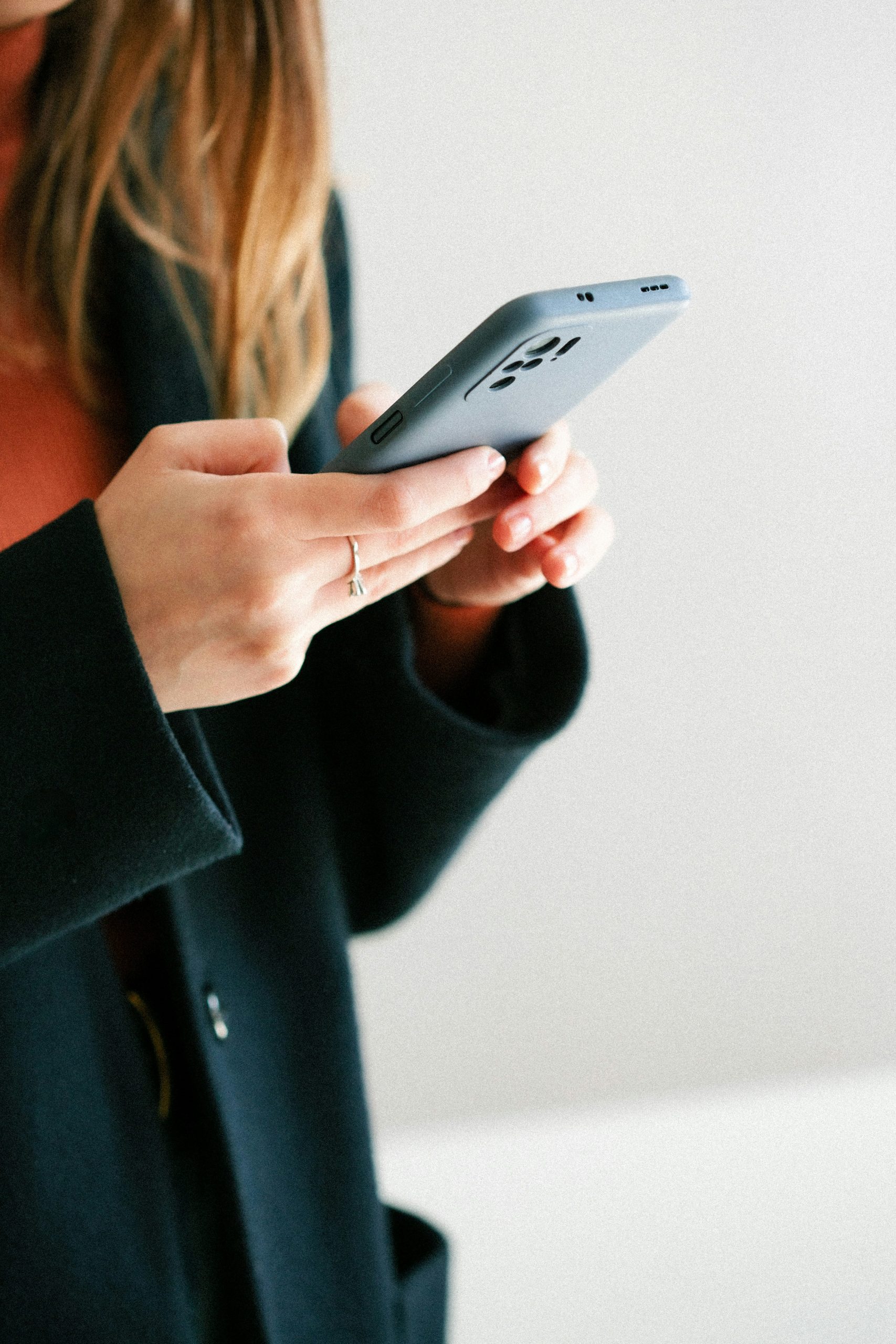 jonge vrouw houdt mobiele telefoon vast