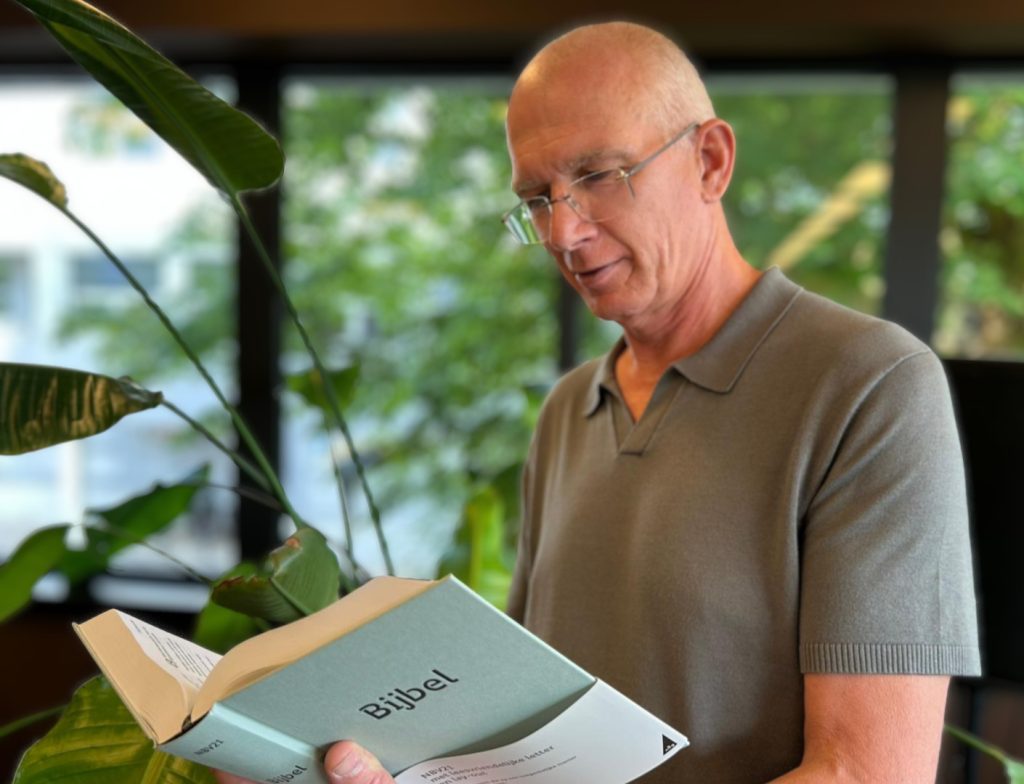 Pieter de Boer met Dyslexiebijbel