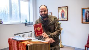 Oekraiense ziekenhuis pastor met Bijbel