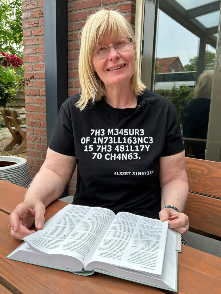 Gaby Geelhoed met dyslexiebijbel