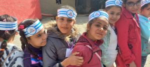 kinderen wachten in de rij voor Bible World