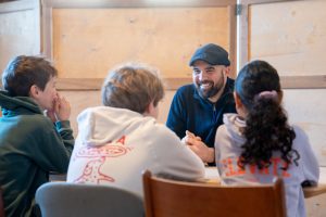Tienerleiding in gesprek met jonge tieners over de Bijbel