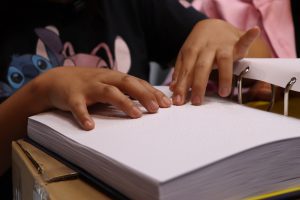 Handen lezen braillebijbel