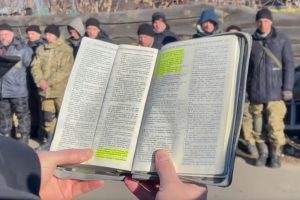 Voorlezen uit Bijbel aan Oekraïense soldaten