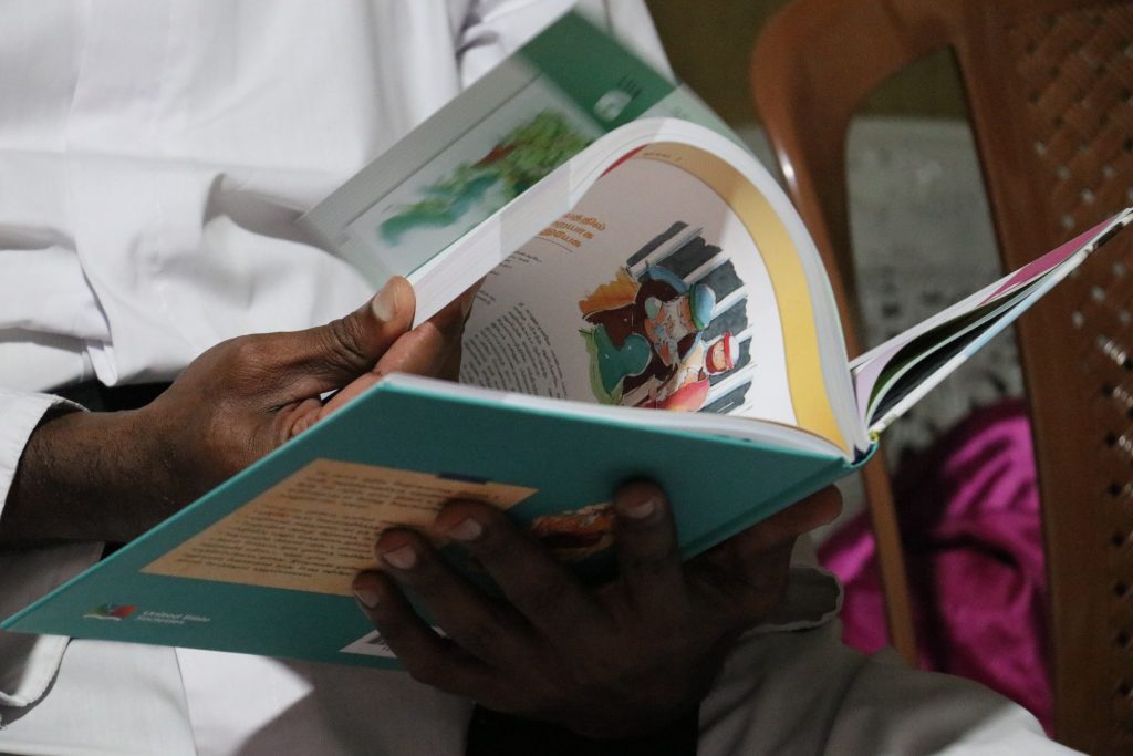 Iemand bladert door Family Bible