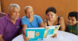 Honduras gezin leest Family Bible aan tafel
