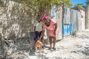 Samuel, zijn moeder en zijn hond Poppy uit Haïti